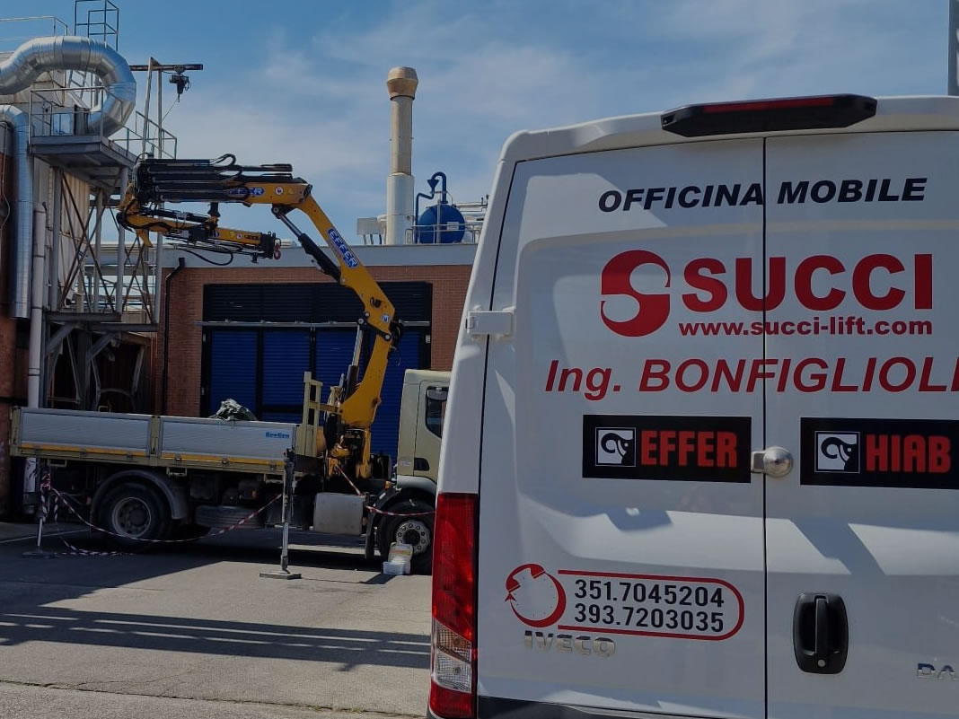 Officina mobile SUCCI con gru per autocarro, pronta a intervenire presso il cliente
